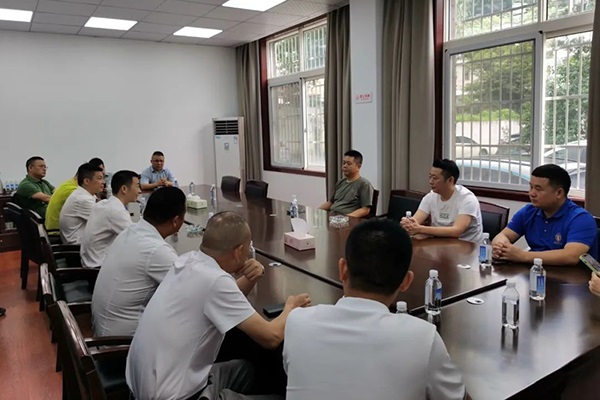 会长李志雄一行走访慰问乐清市人武部官兵