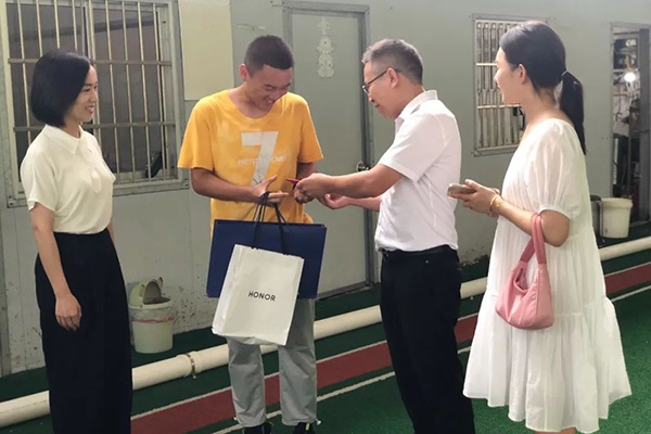 乐清市新居民服务中心慰问江西籍学子